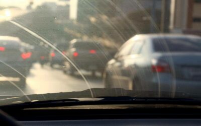 Usure des pare-brises par les essuie-glaces : comprendre, reproduire et prévenir la dégradation